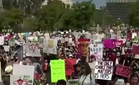 美国全国多地示威游行 促保障妇女堕胎权利
